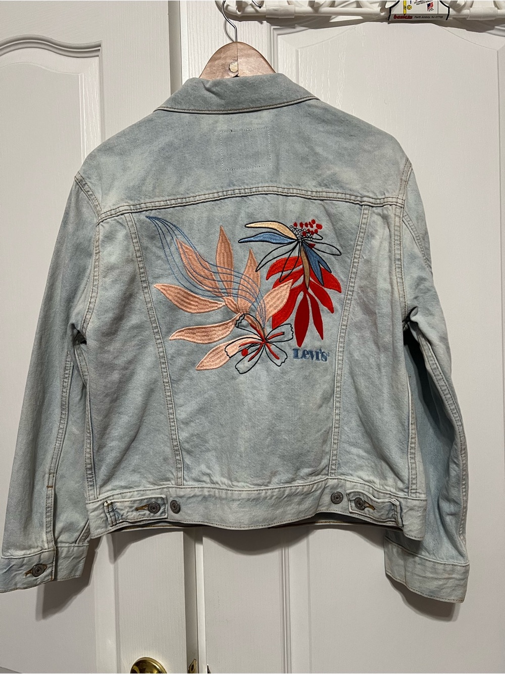 Levi's Light Blue Denim Trucker Jacket with Red Leather Patch - Picture 2 of 14